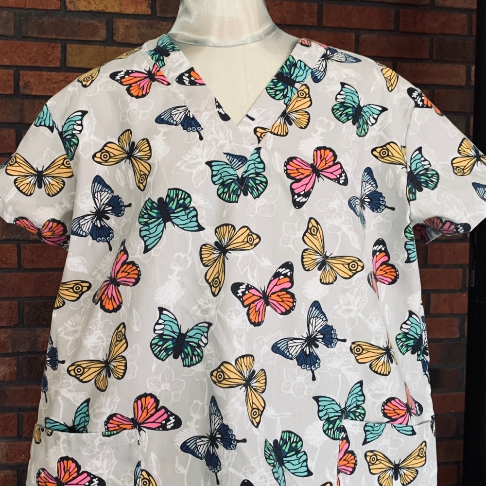 Scrub Top ~ Butterfly 🦋 pattern - Picture 2 of 2